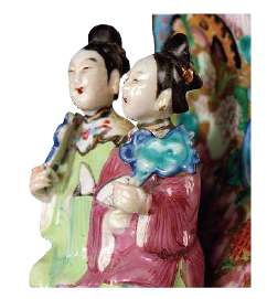 圖為清道光廣彩開光花蝶人物紋雙人耳方口扁瓶細節(jié)圖，此瓶雙耳是東方仕女造型，蓋紐是西方圣母造型，這種中西組合的造型十分少見，反映出當時中西文化的交流和融合。（來源：廣州十三行博物館）